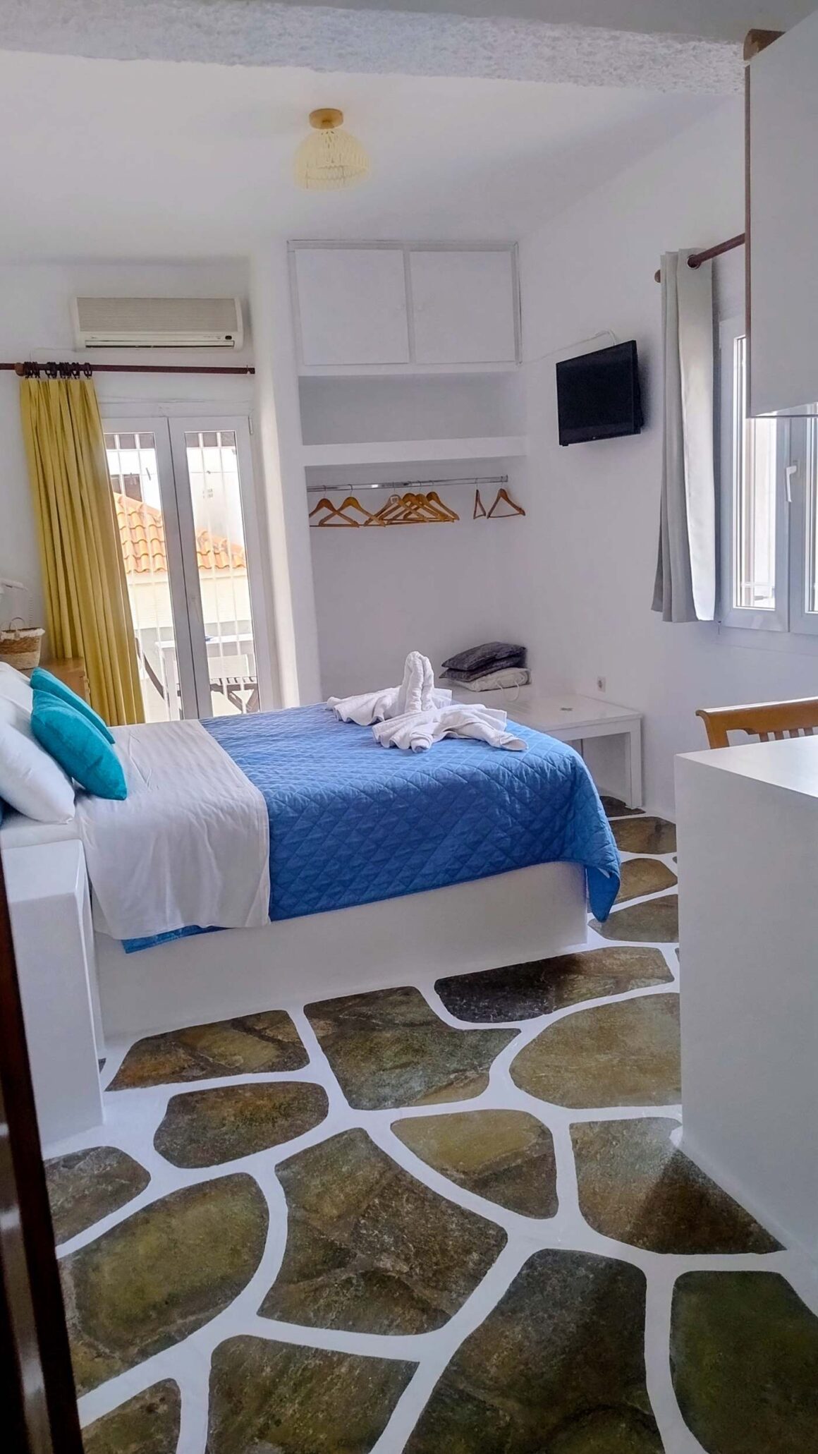1 res Studio 2 Adults